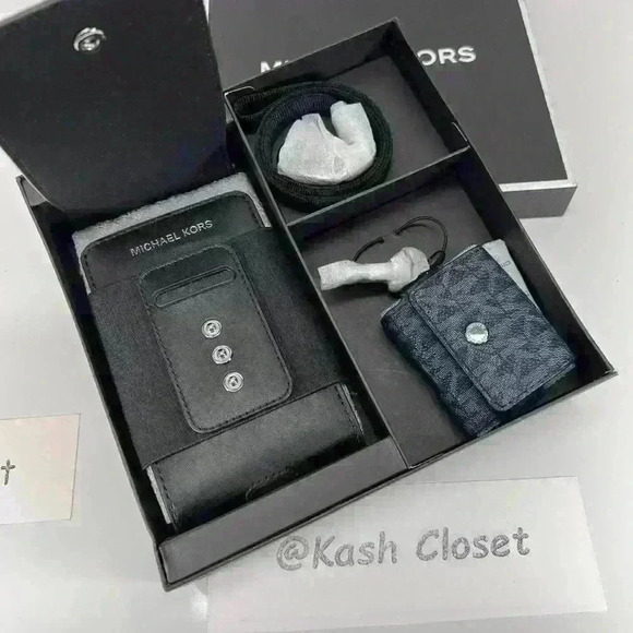 Michael Kors Tech lanyard & Airpod case box set MK Signature Admiral blue - Picture 6 of 7